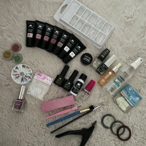 Stort kit för nageldekoration och gel - Säljer ett komplett nagelkit med Née Jolie gel i flera färger (soft pink, pearl pink, nude, deep nude, clear, white), Isadora chrome powder och top coat, nagelolja, rengöring, glitter, pärlor, rhinestones, penslar, fil, tippar och dekorationstejp. Perfekt för dig som älskar att fixa naglarna hemma.