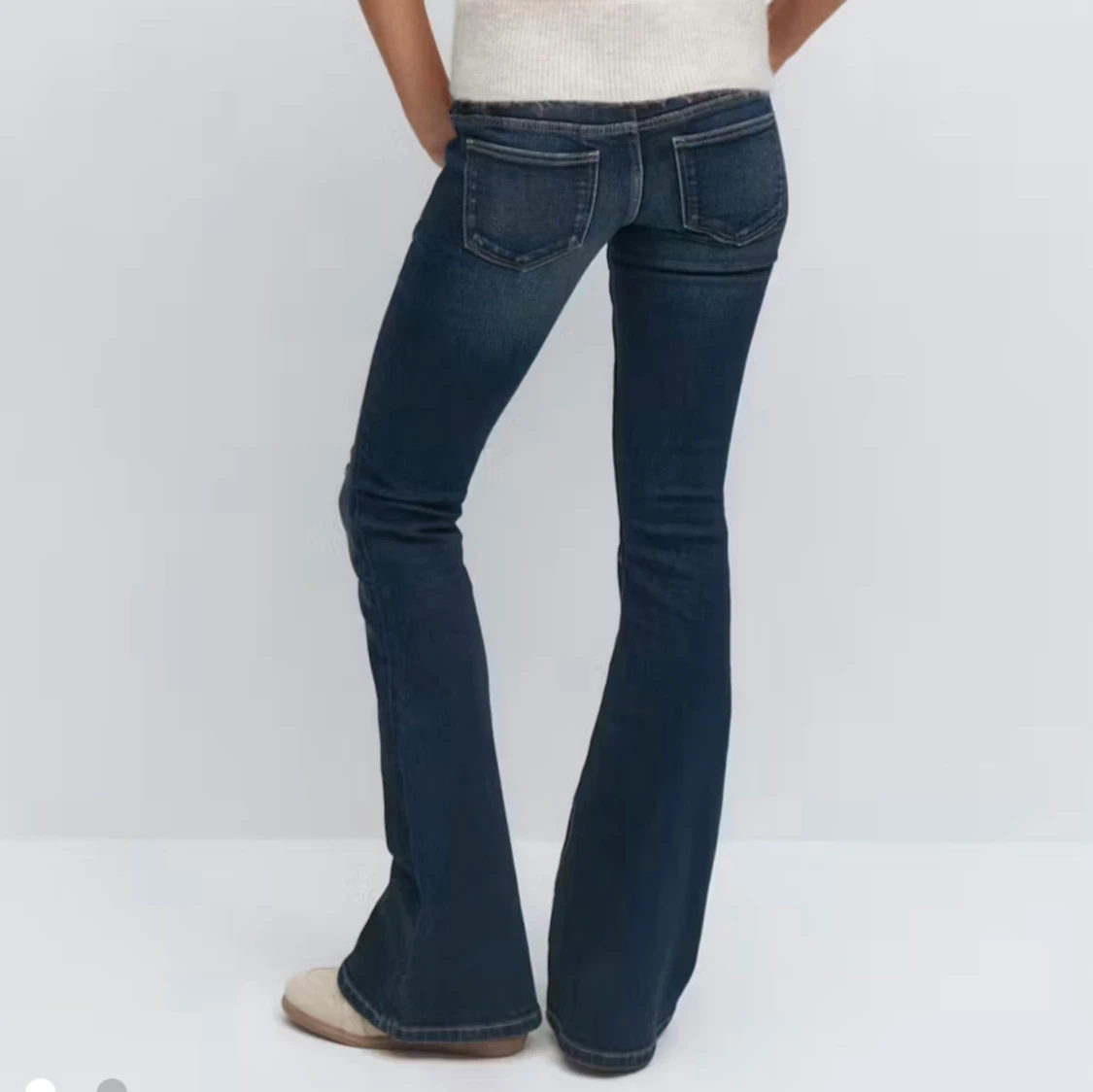 Low waist Mörkblå bootcut jeans med slitningar - 1