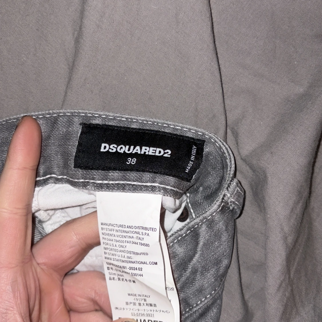 Grå jeans från Dsquared2 med splatter - 2