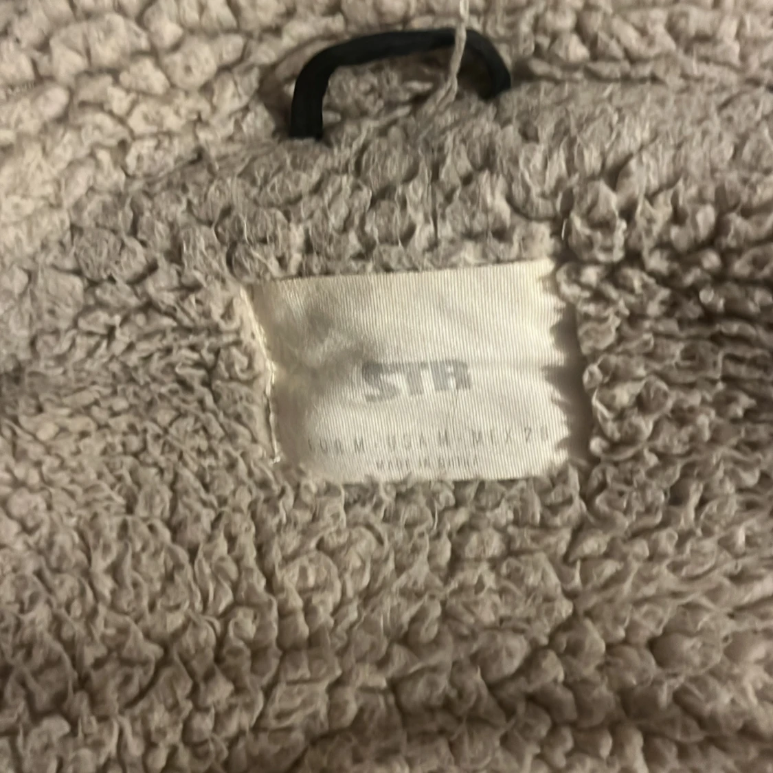 Svart teddyjacka från STR - 3