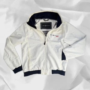 Sail Racing Windbreaker - Sail racing vindjacka i strlk M – enkel att matcha och skön att bära. Ett stilrent val.