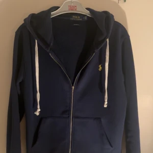 Ralph lauren zip up hoodie  - Hej! Säljer nu min Ralph lauren zip up hoddie då den är lite för stor. Hoddien har inga tecken på användning även inga defekter 👌skriv vid intresse, priset är inte hugget i sten! 