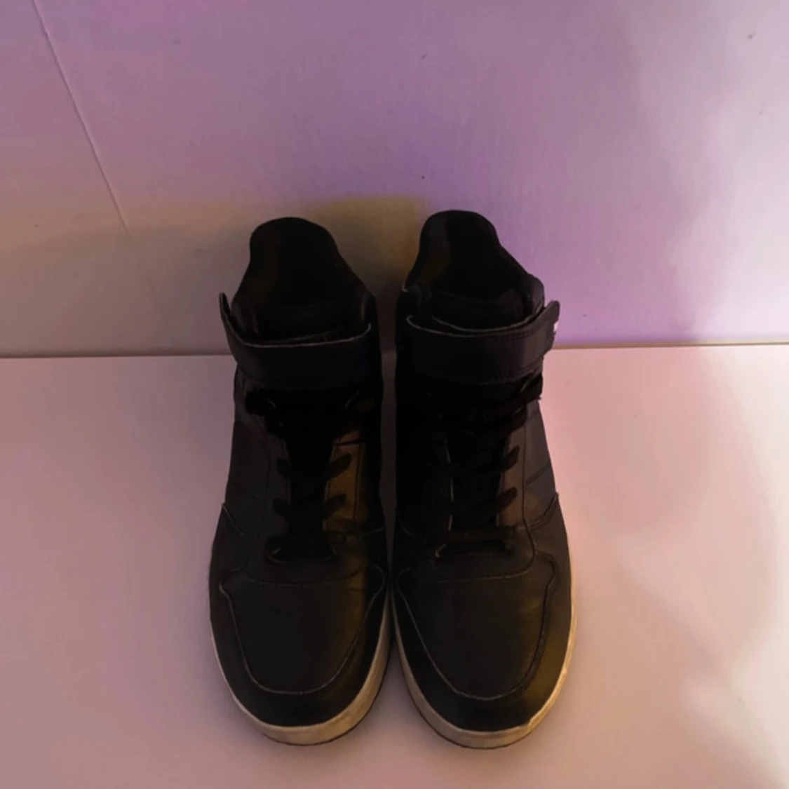 Svarta high top sneakers från Warp