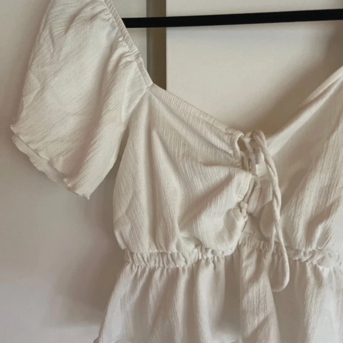 Vit omlott blus med volangärm - 1