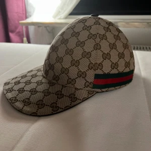 Gucci keps med GG-mönster  - Gucci keps Äkta  i fin sikt inget fel på den Riktig bra skick! ingen skador eller liknande,  den är väldigt fräsch. xs-S passar både två hör av er vid frågor. Pris kan dikteras 