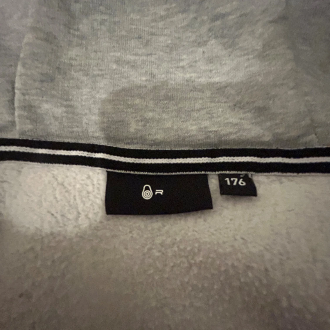 Grå hoodie från Sail Racing - 3