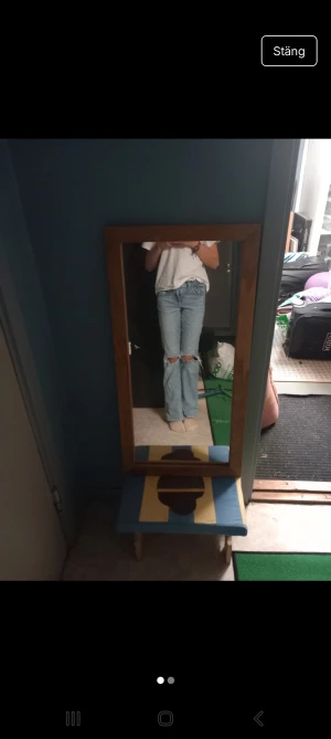 Ljusa ripped jeans - Säljer ett par ljusblå jean och stora slitningar vid knäna. De har klassisk femficksdesign och är tillverkade i jeansmaterial. Säljer även detta på vinted och flera olika grejer användarnamnet där är Loysan12 