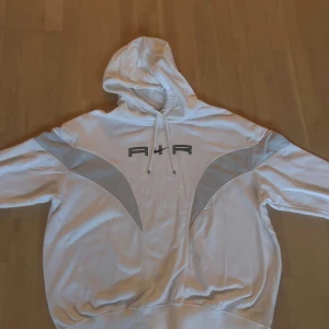 Vit Nike Air hoodie med grå detaljer - Ny vit hoodie från Nike Air med grå detaljer. Har aldrig använt och är i super skick. Passar dig som vill ha en oversized look då den är större i storleken 💞