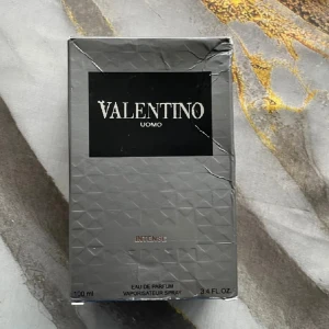 Valentino Uomo Intense 100ml - Valentino Uomo Intense Eau de Parfum, 100 ml. Ingredienser: alkohol denat, parfum, eau, colorant. Tillverkad i Frankrike. Snygg flaska med edgy design – perfekt för dig som vill sticka ut.