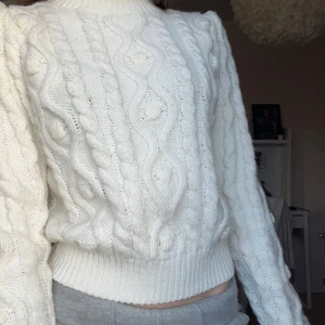 Mysig stickad tjocktröja - Denna tjocktröja är köpt på H&M och jag har bara använt den 1 gång. Den är supermysig och tjock, perfekt till vintern. Den är i storlek S. Tveka inte med att höra av dig gällande tröjan!