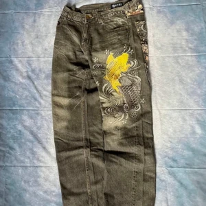 Jeans av japansk denim med broderi - Sjyssta högkvalitativa japanska jeans från 2000s med broderi 🙏 hör av dig vid eventuella frågor 🤞lägg gärna bud priset går att diskutera 