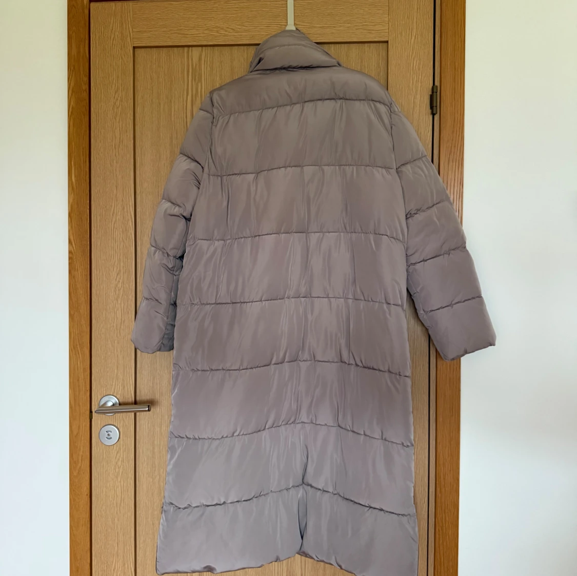 Beige lång pufferjacka med krage - 1