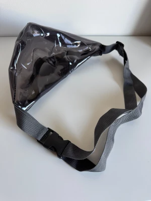 Grå midjeväska - Mörkgrå transparent midjeväska / magväska / bältesväska med justerbar rem och dragkedja. Oanvänd. Bundle är aktiverat🩶