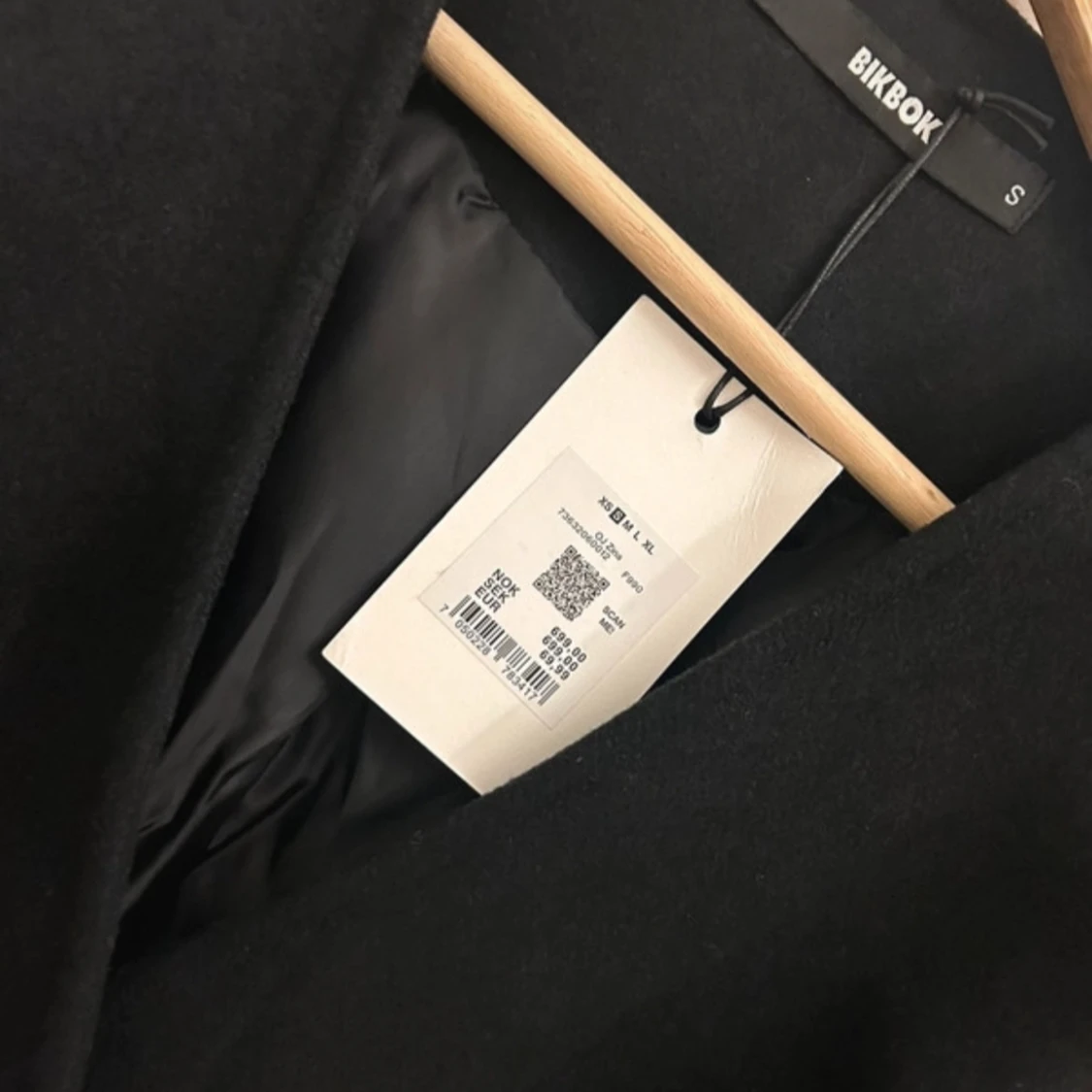 Svart Zina kappa med bälte från Bik Bok (strl S) - 2