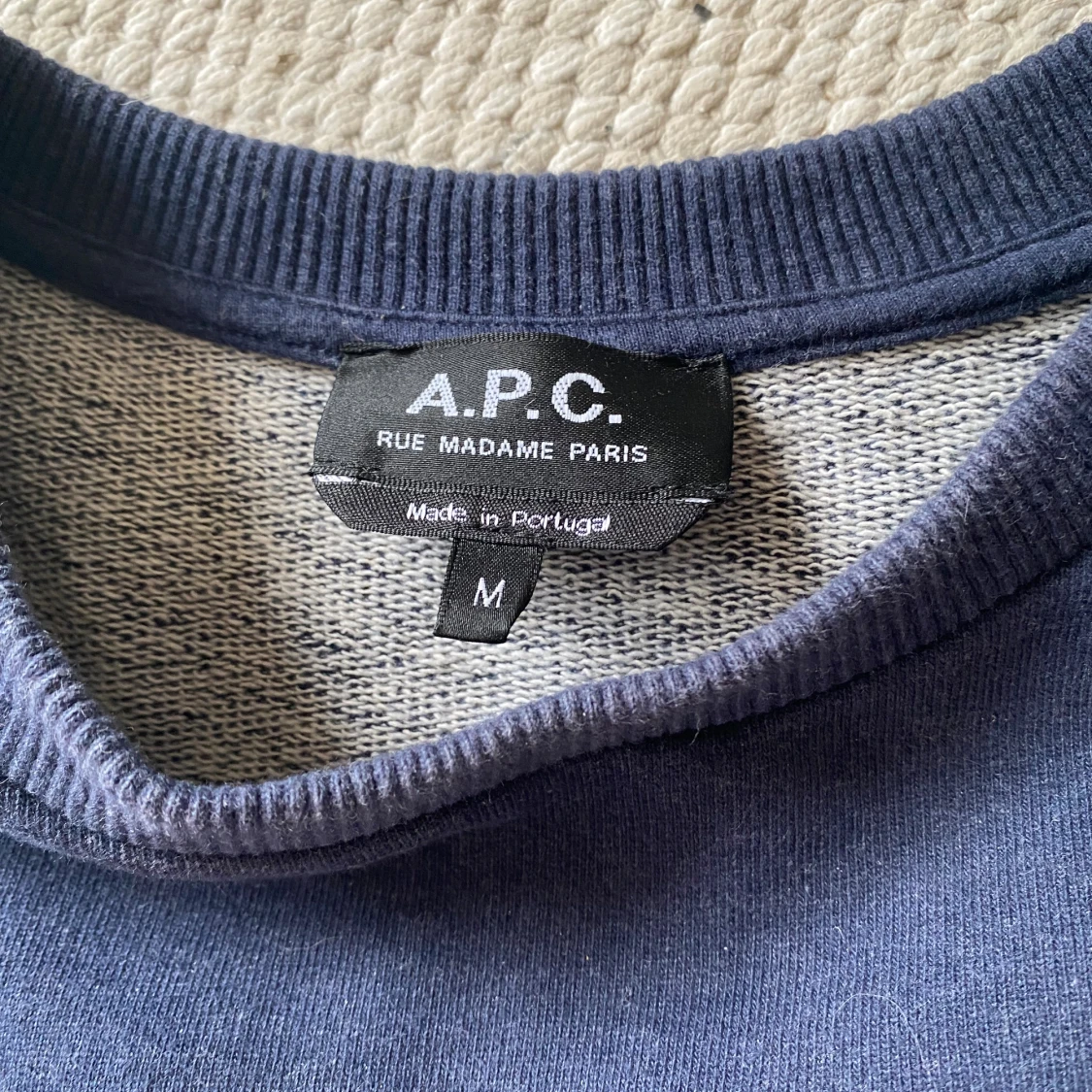 Mörkblå sweatshirt från A.P.C. - 2