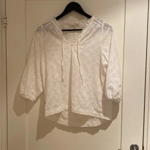 Vit blus  -  Vit blus. Säljer den eftersom den inte kommer till användning.