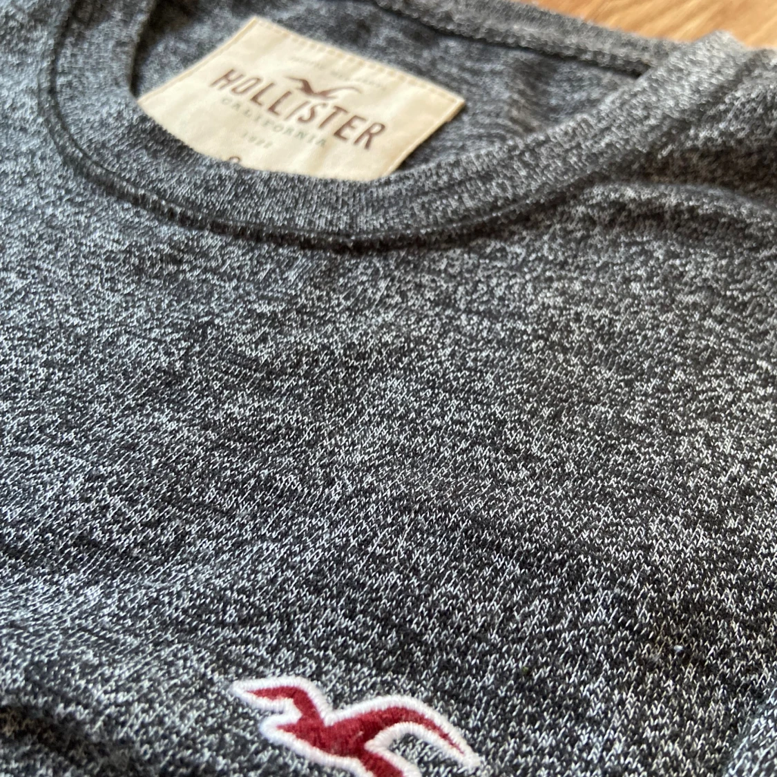 Mörkgrå långärmad tröja Hollister