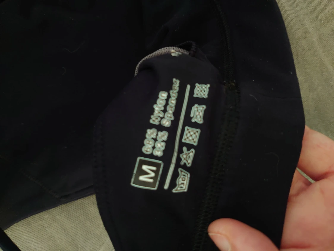 Svart linnetopp från Astani med korsade band