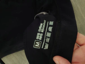 Svart linnetopp från Astani med korsade band - Svart linnetopp från Astani med smala axelband som korsas i ryggen. Toppen har en sportig look och är tillverkad i ett stretchigt material av 68% nylon och 32% spandex. Perfekt för träning eller chill dagar.