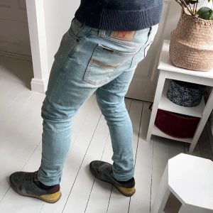 Nudie jeans skinny lin  - Nudie jeans i modellen skinny lin, inga defekter! Modellen är 180 cm 75 kg och bär storlek W30 L34, motsvarande måtten som ni ser A: 41cm B 110 cm. 🫶