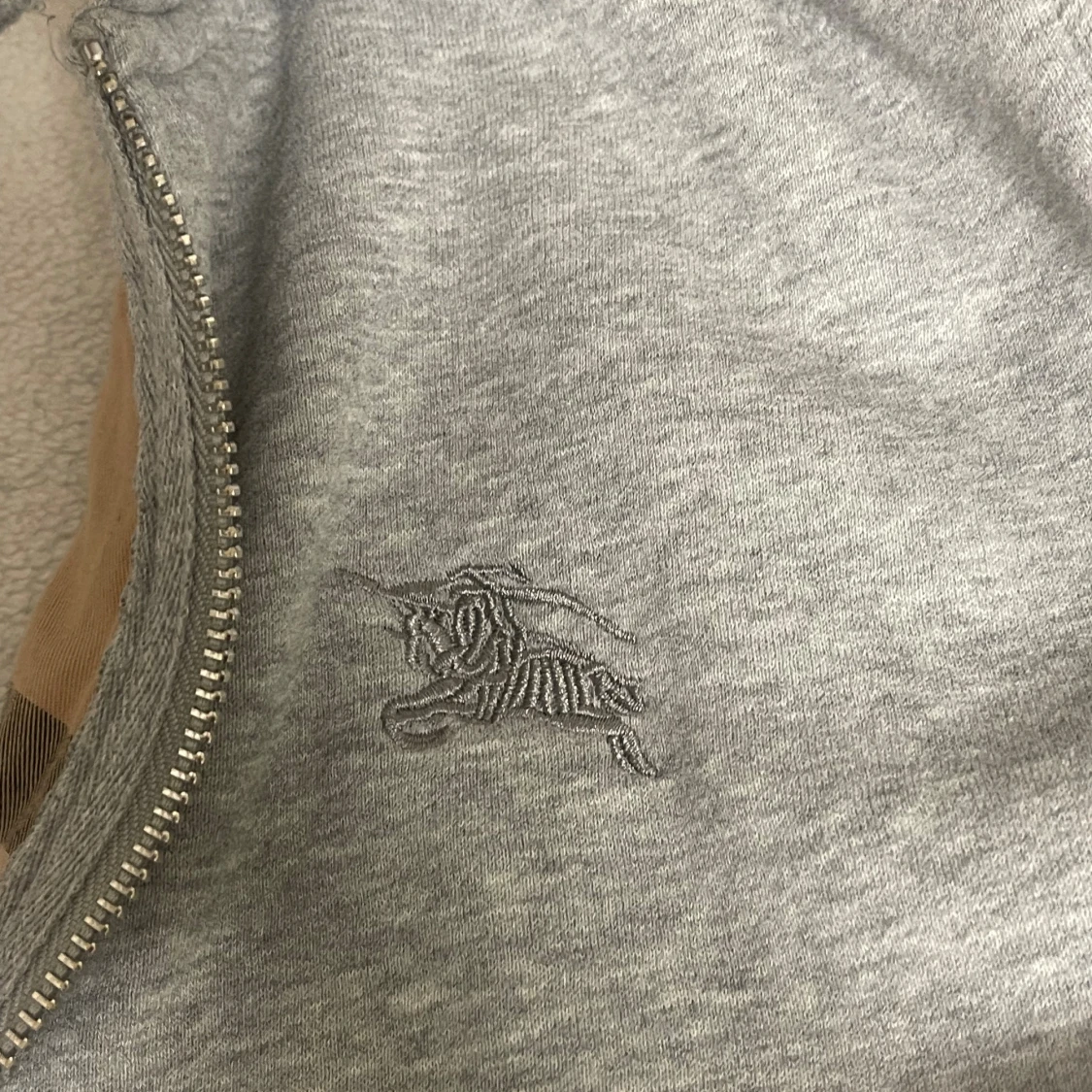 Grå Burberry hoodie med rutig huva - 3