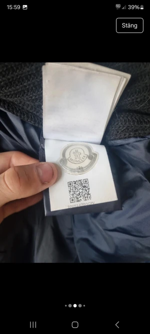 Moncler maya - Hör har vi en skönt gjord moncler maya av mig folket!! Jackan är skön varm och i stolek 1 alltså S I herr 168/180. Jackan är skön för vintern har fock ingen knapp vid fickan på armen tyvärr men annars är den i bra skick!