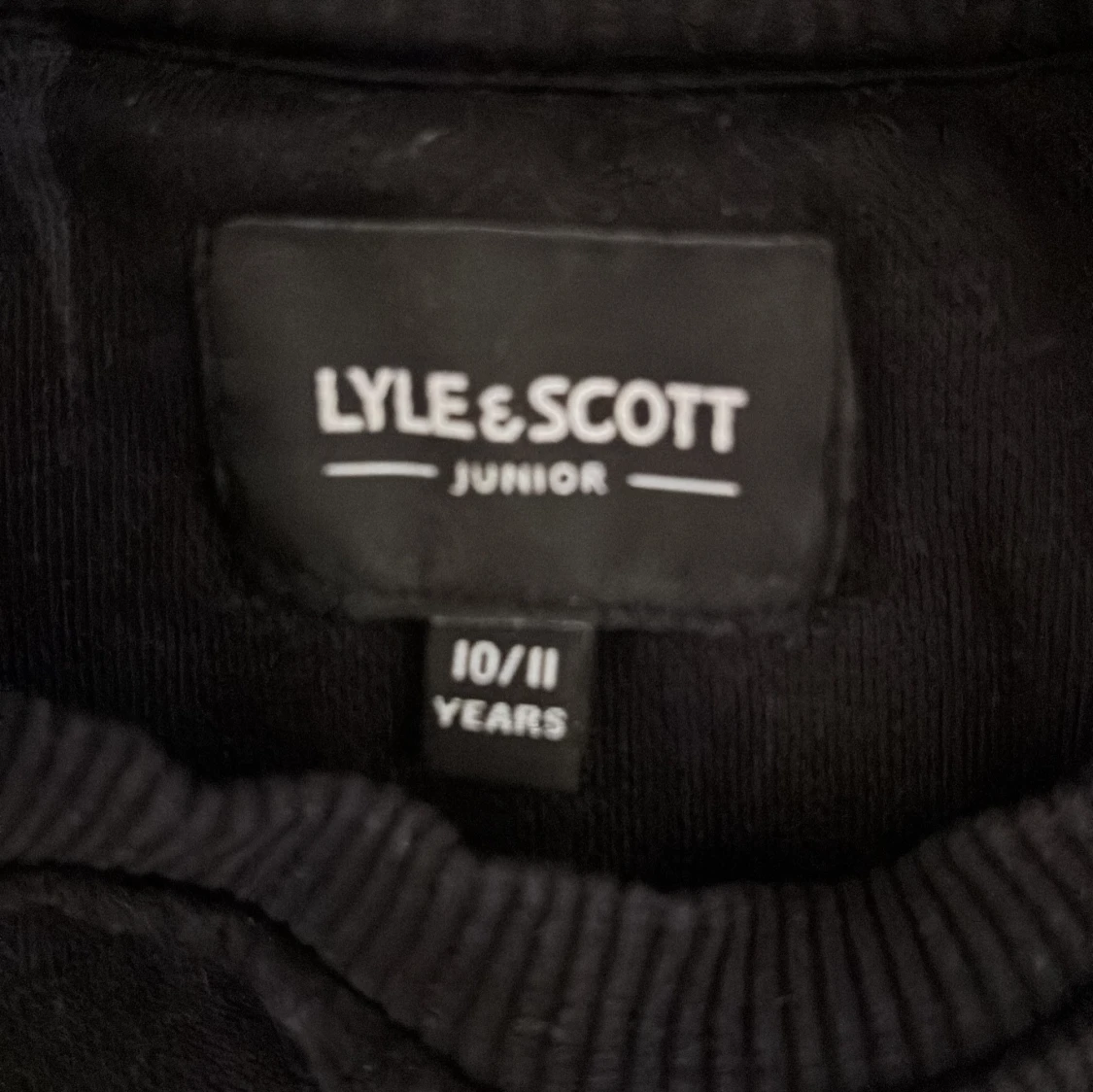 Svart sweatshirt från Lyle & Scott - 2