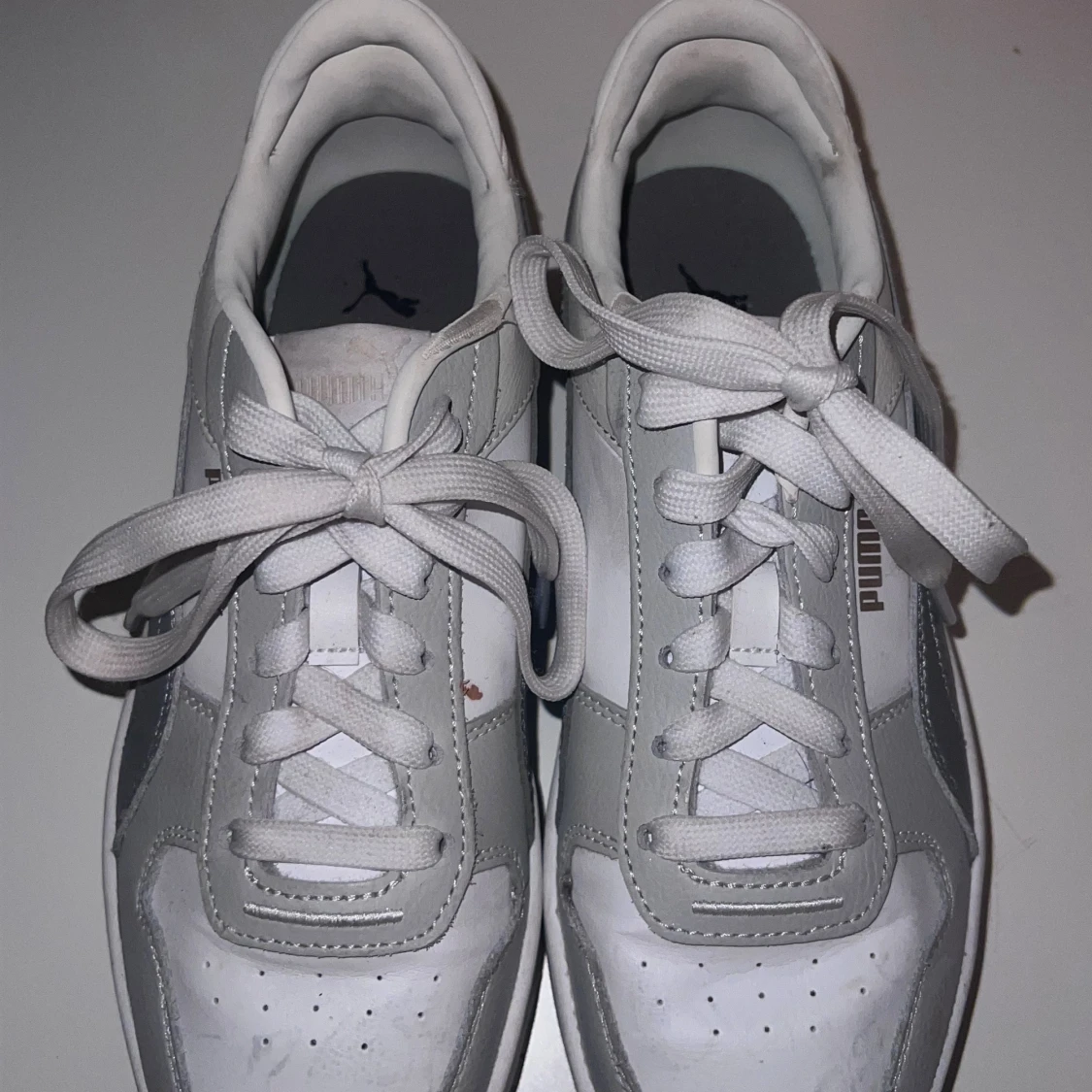 Vita och grå sneakers från Puma - 2