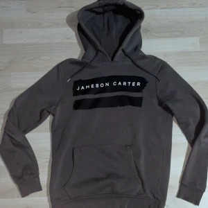 Grå hoodie från Jameson Carter - Säljer denna riktigt snygga grå hoodie från Jameson Carter. Passar perfekt nu till vintern och kallare dagar. Storleken är S och passformen är normal. Skriv gärna vid minsta fråga, pris kan självklart diskuteras.