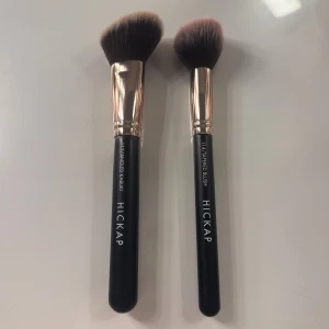 Hickap sminkborstar angled & blush - Två perfekta sminkborstar för en snygg bas. Jag köpte dessa för tre veckor sedan men har inte fått så mycket användning av de. Hör gärna av dig vid frågor💗