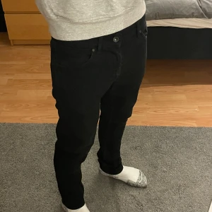 TOS jeans evolve - Tiger of Sweden evolve jeans skick 9/10 storlek w29 l32. Mått längd 102cm, innelår 74cm, midja 37cm. Pris kan diskuteras medels mig vid frågor eller funderingar.