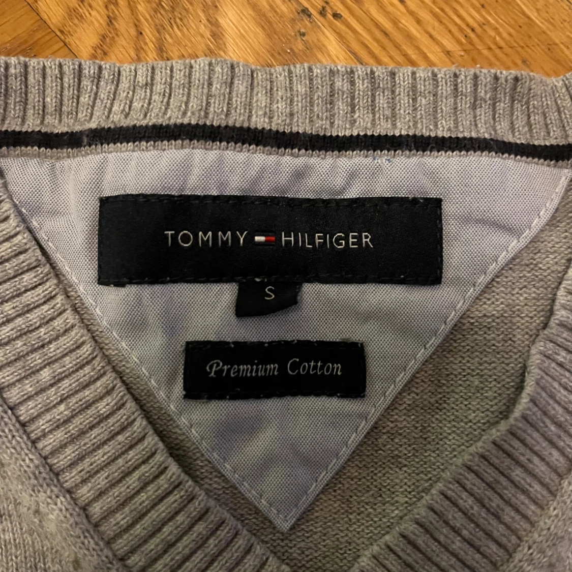 Grå v-ringad tröja Tommy Hilfiger - 1