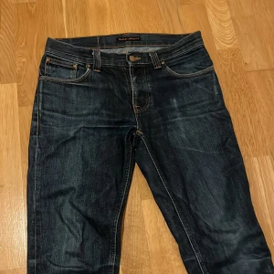Mörkblå jeans från Nudie Jeans - Snygga nudie jeans som är perfekta nu till hösten, modell Grim Tim och storlek 31/34. Pris kan diskuteras vid snabb affär