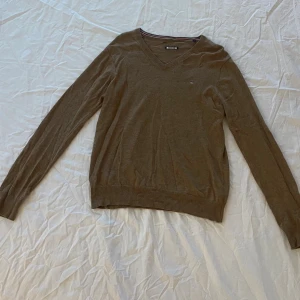 Stickad tröja  - Beige stickad Gant tröja. Storlek S.