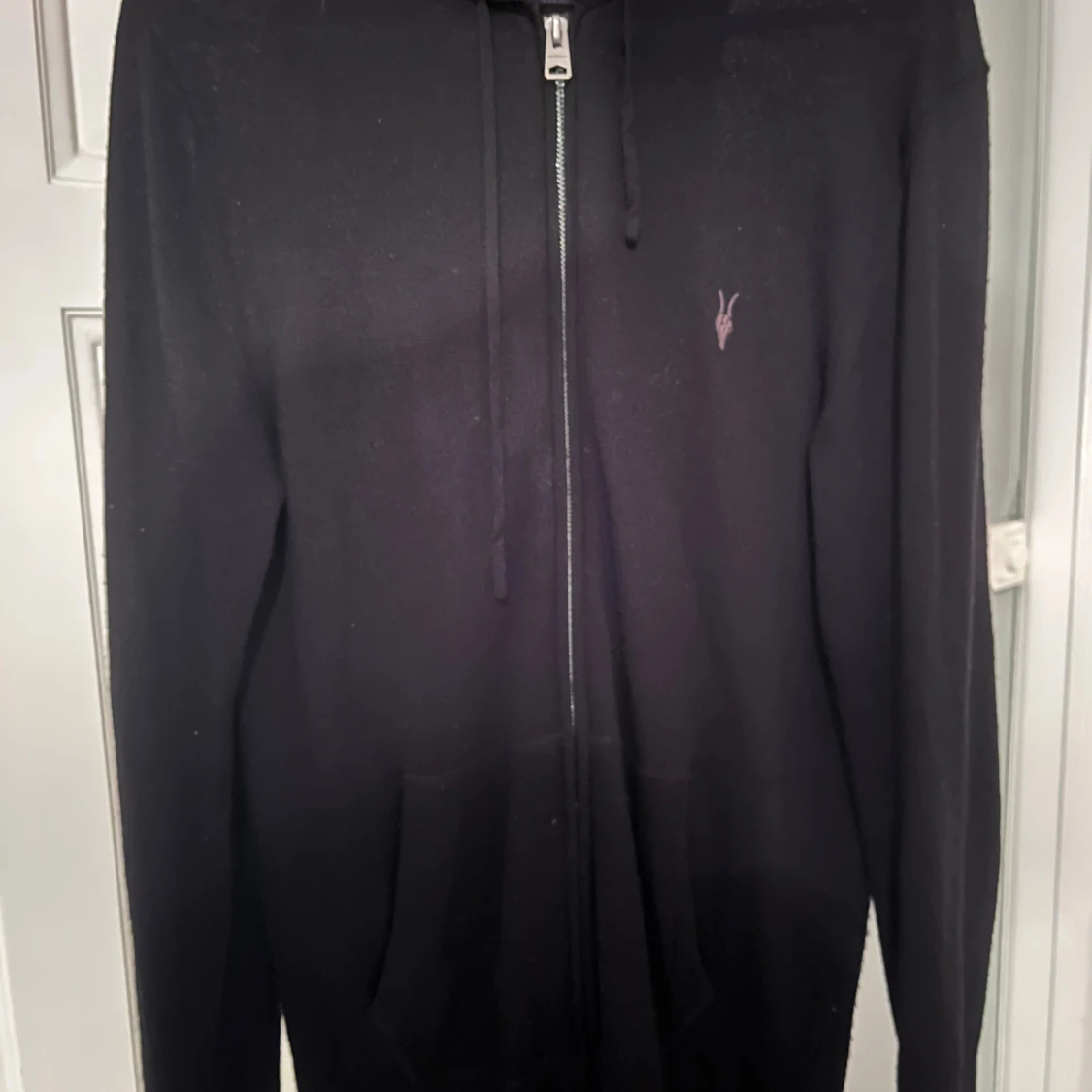 Svart hoodie från AllSaints i merinoull