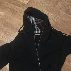 Svart Burberry zip - Svart Burberry zip storlek M (Rep)
