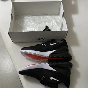 Air Max 270 - Hej, säljer Air Max 270 för att jag inte använder det och att jag säljer grejer. Jag fraktar skorna men frakter är på dig. OBS PRIS KAN DISKUTERAD