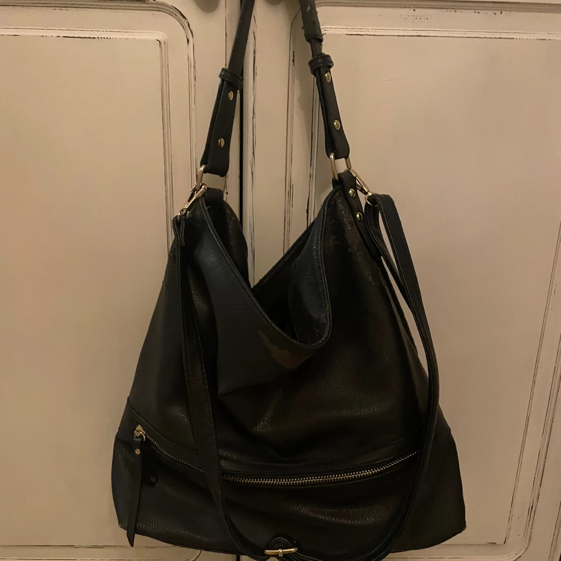 Mörkblå axelväska i skinn med dragkedja