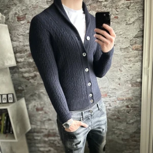 Alan Paine Cardigan - Bra skick, den är krympt bara. Storlek 48/S men sitter som 46/XS, passar dig som är mellan 167-177cm ungefär. Nypris ca 3000kr. Modellen är 185 cm, 79 kg. Passar bra nu till vintern. Skriv för mer information!🤝