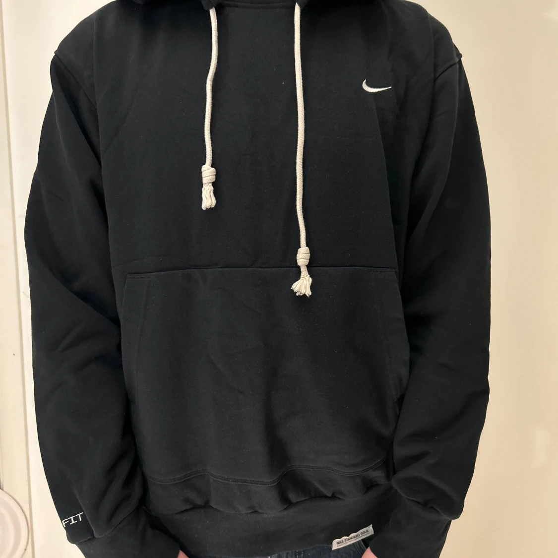 Svart hoodie från Nike med dragkedja