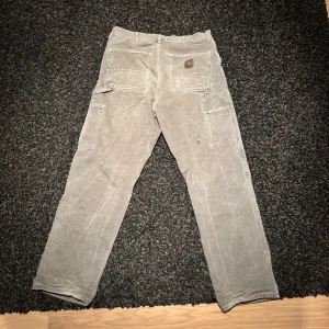 Carhartt Single Knee Pants - Säljer mina riktigt feta carhartt single knee pant byxor. Dom är i workwear stilen men är även väldigt minimal och passar med allt! Storlek 30×32 Nypris ligger på 1649 Hör av dig vid minsta fråga