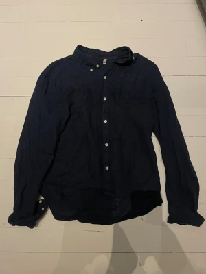 Mörkblå linneskjorta från GANT - Snygg mörkblå skjorta i linne storlek 158/164
