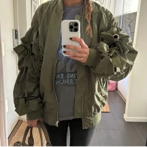 Olivgrön bomberjacka med rosetter - Super snygg och cool jacka med rosetter / snörning !!!