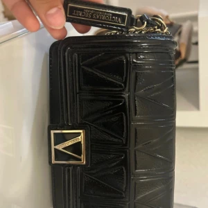 Svart axelväska från Victoria's Secret - Snygg svart axelväska från Victoria's Secret med mini spegel inuti 