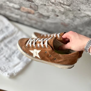Golden Goose Superstar - Acceptabelt skick, heelcrease, allmänt dåligt skick och original innersulor är borta - Därav priset. Nypris ca 5000kr. Storlek 43.  Dustbag medföljer inte. Självklart äkta - kolla bara recensionerna! Skriv för mer information🤝