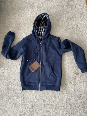 Burberry zipper - Hej! Säljer min Burberry tröja i färgen marinblå och i storlek S/170😃 Den är i 10/10 skick! Inte ens en liten defekt💯 Perfekt för dom kyligare dagarna❄️Skriv vid funderingar🧩