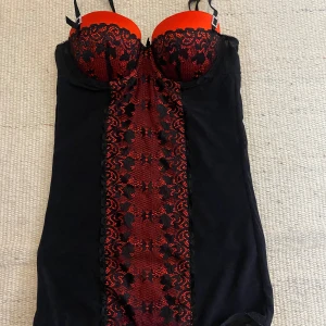 Röd och svart korsett klänning - Length: 52cm Waist: 32cm x2 Cup:↕️13cm↔️16cm