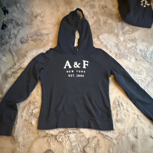 Abercrombie fitch hoddie.  - Väldigt fint skick, den sitter som en S, den är fodrad i luvan så perfekt nu inför kallare dagar. Hör av dig vid frågor eller intresse 