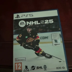 NHL 25 PS5 - NHL 25 till PlayStation 5 i mycket fint skick. Komplett med fodral och skiva, inga synliga repor eller skador. Upplev den senaste hockeyupplevelsen med nya funktioner, förbättrad AI och ICE-Q gameplay-system. Perfekt för hockeyfans och gamers.