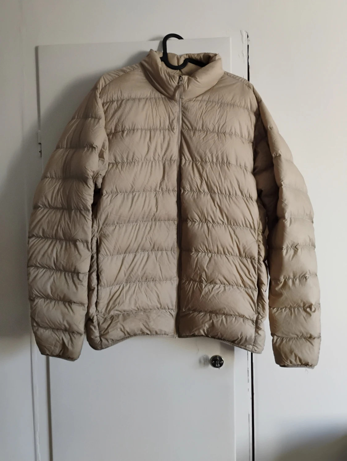 Beige dunjacka från Uniqlo